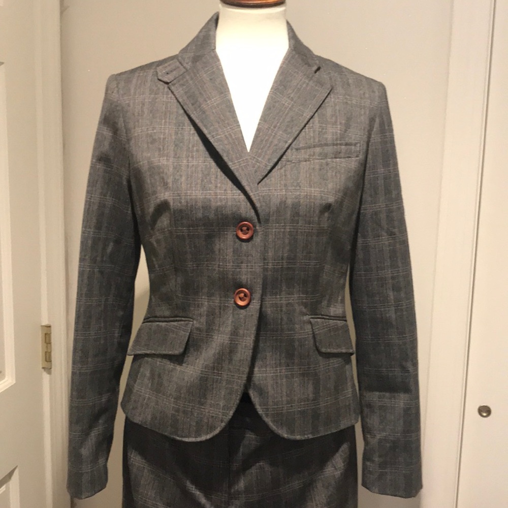 Stunning business suit, new, editor pants, size 6